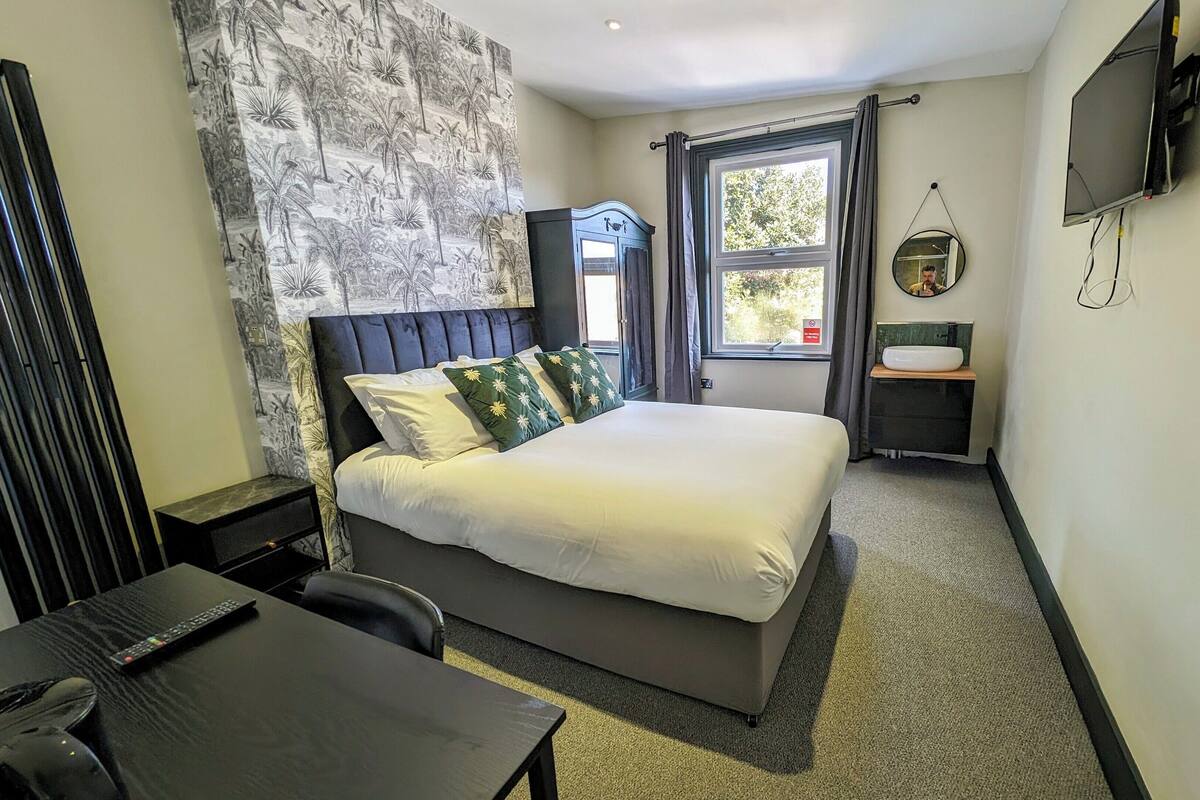 Comfort Double Room | Iron/ironing board, WiFi (free), individually decorated