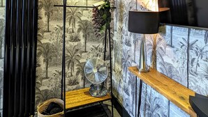 クラシック ダブルルーム | アイロン / アイロン台、WiFi (無料)、客室ごとに異なる装飾、客室ごとに異なるインテリア
