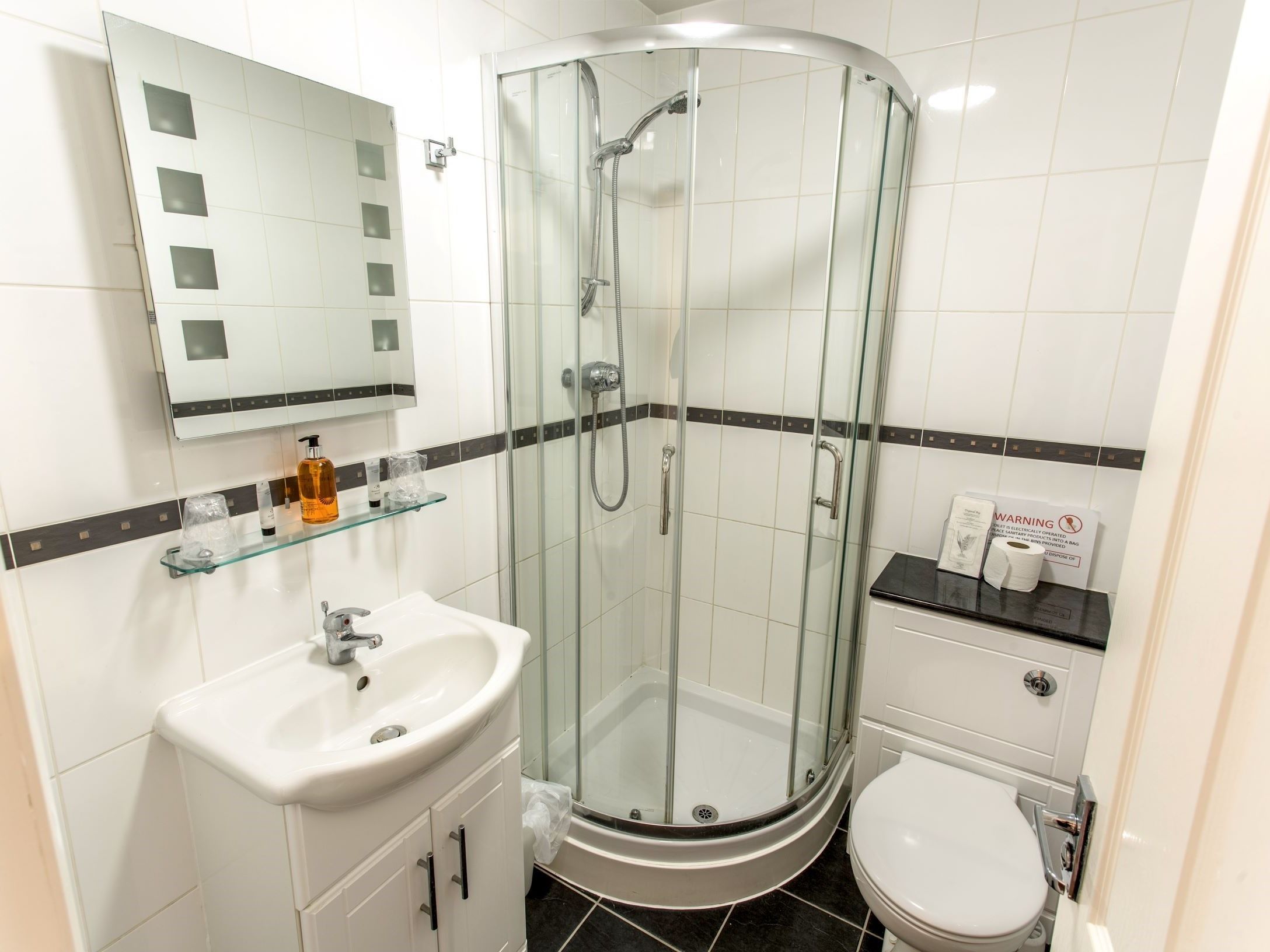 Skrivebord, strykejern/-brett og wi-fi (inkludert)