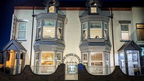 Façade de l’hébergement  – soirée/nuit