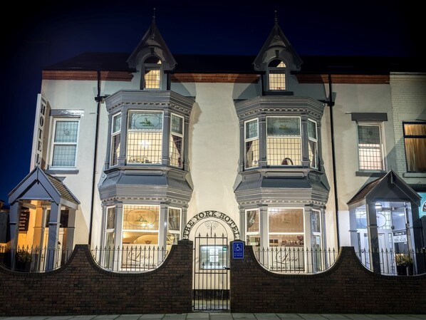 Fachada del alojamiento - Noche