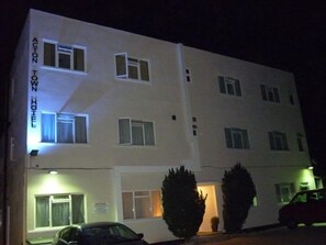 Voorkant accommodatie - avond/nacht