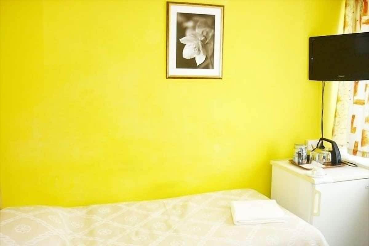 Single Room, Ensuite | Iron/ironing board (on request), bed sheets