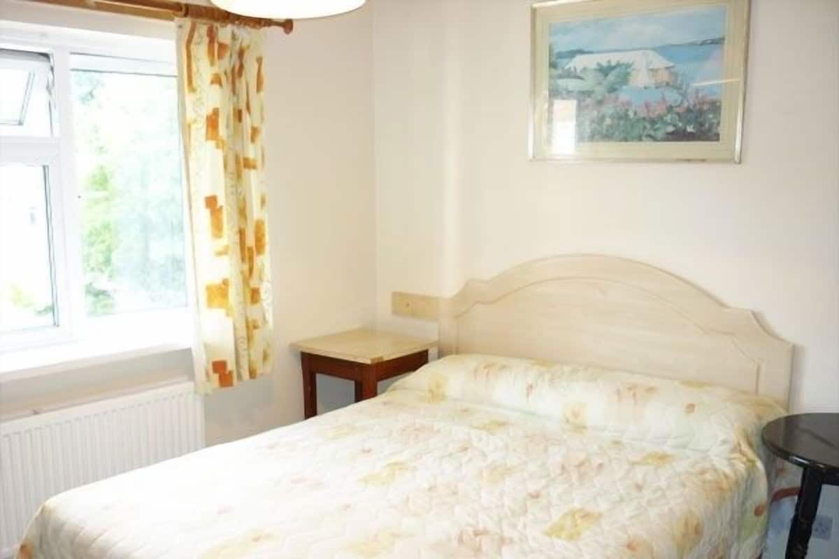Double Room, Ensuite | Iron/ironing board (on request), bed sheets