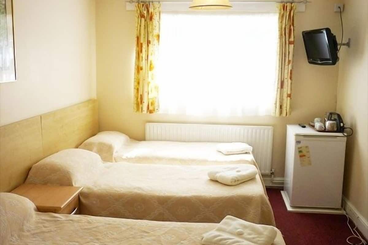 Triple Room, Ensuite | Iron/ironing board (on request), bed sheets