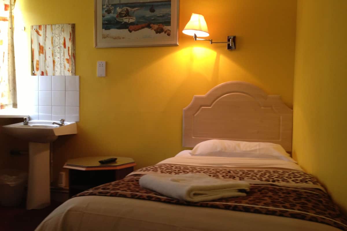 Single Room, Shared Bathroom | Iron/ironing board (on request), bed sheets