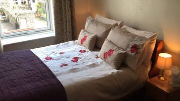 Deluxe tweepersoonskamer | Woonruimte | Een flatscreentelevisie