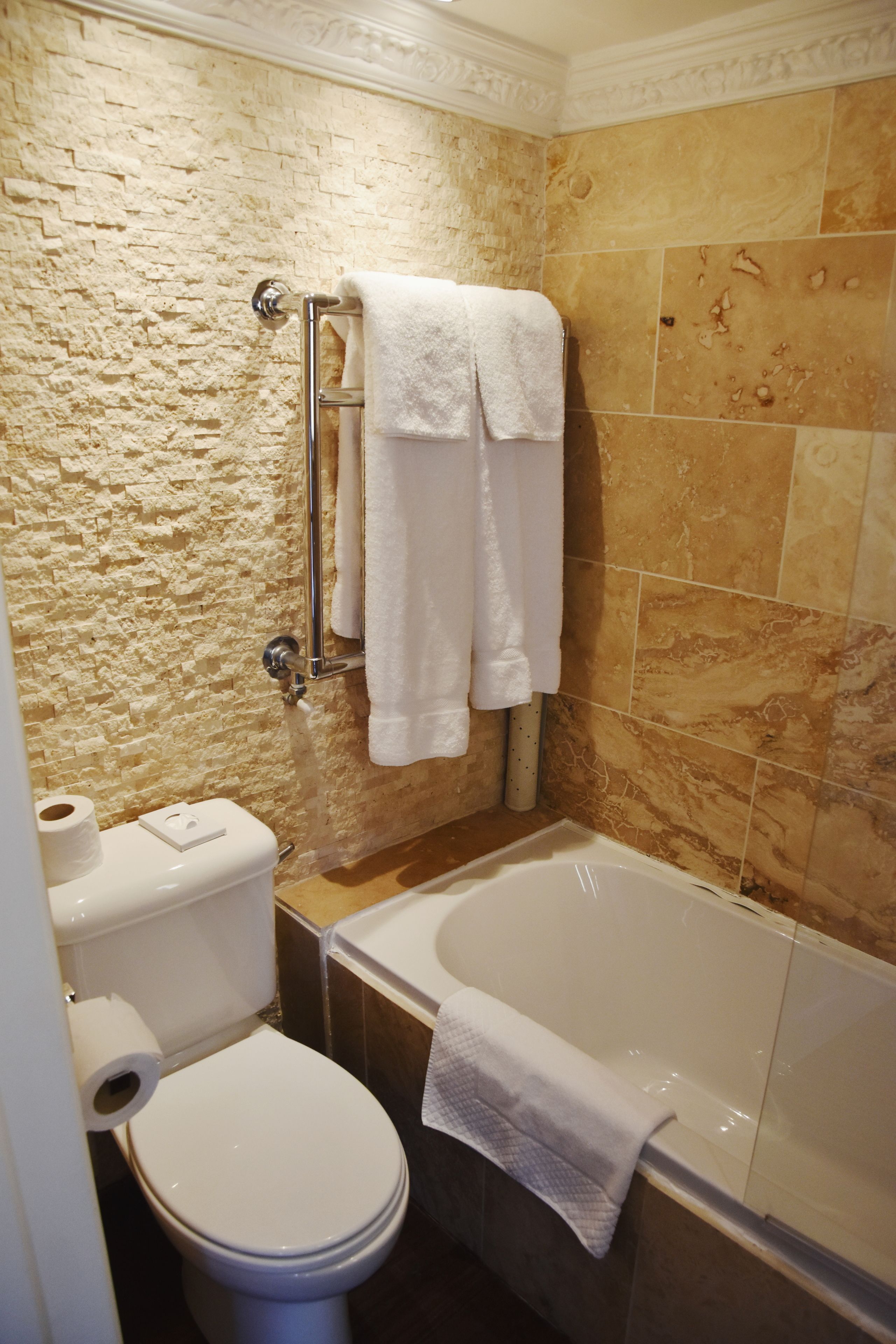 classic double room | bathroom amenities | shower, free toiletries, hair dryer, towels