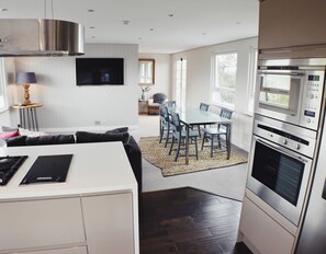 Penthouse Panoramique, 2 chambres, patio, vue canal | Décoration personnalisée, ameublement personnalisé, bureau