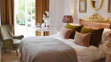 Phòng đôi phong cách cổ điển | Trang trí khác biệt, trang bị nội thất với thiết kế riêng biệt, bàn