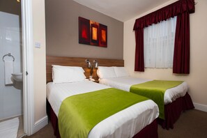 Chambre triple Confort | Coffre-fort, bureau, accès au Wi-Fi (inclus), literie fournie