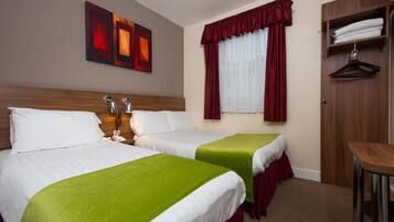 Comfort Triple Room | In-room safe, desk, free WiFi, bed sheets