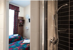 Quarto duplo conforto | 1 quarto, cofres nos quartos, escrivaninha, Wi-Fi de cortesia