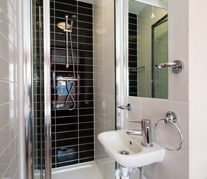 Douche, serviettes fournies