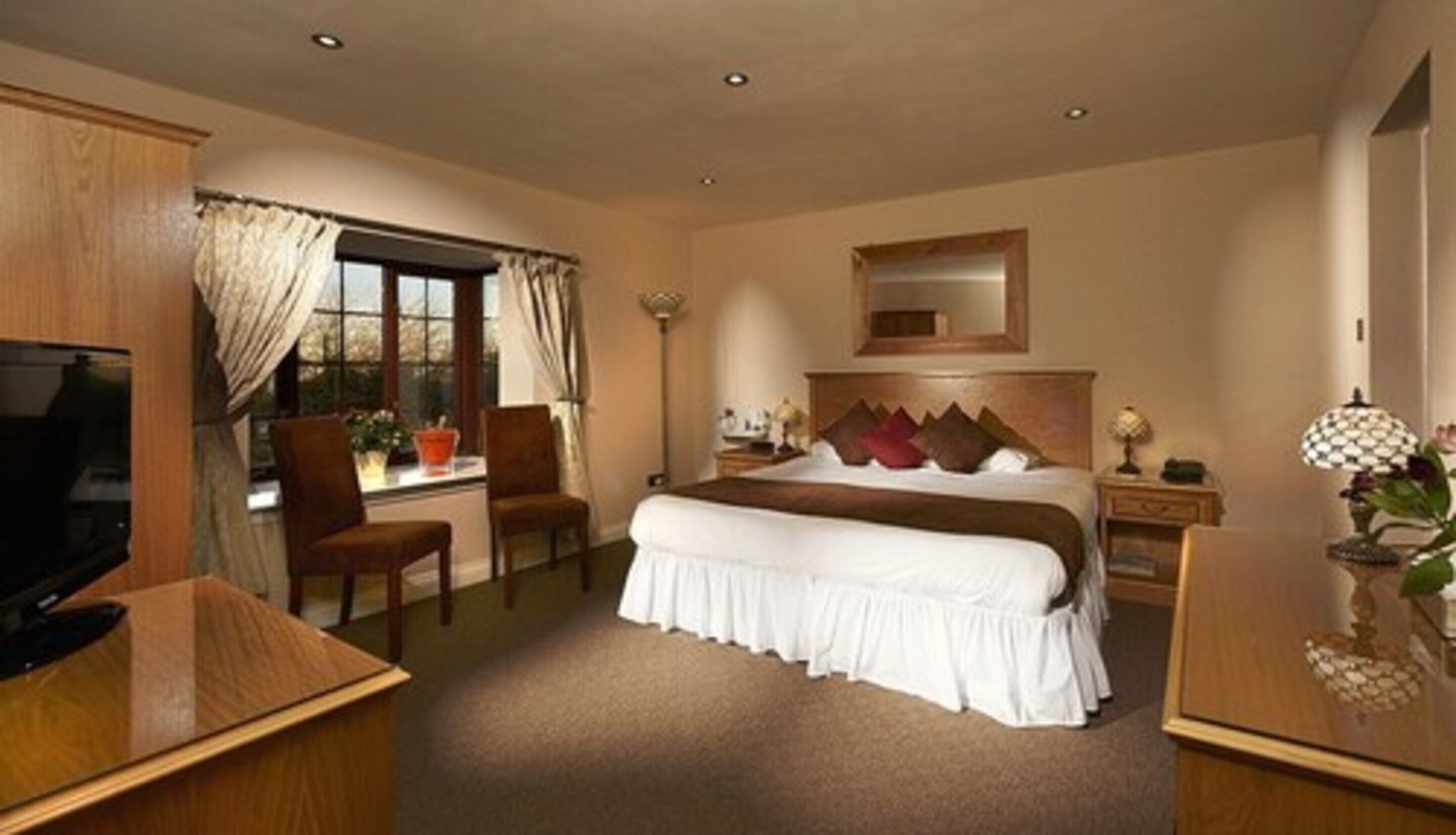 1 bedroom, premium bedding, blackout curtains, travel cot