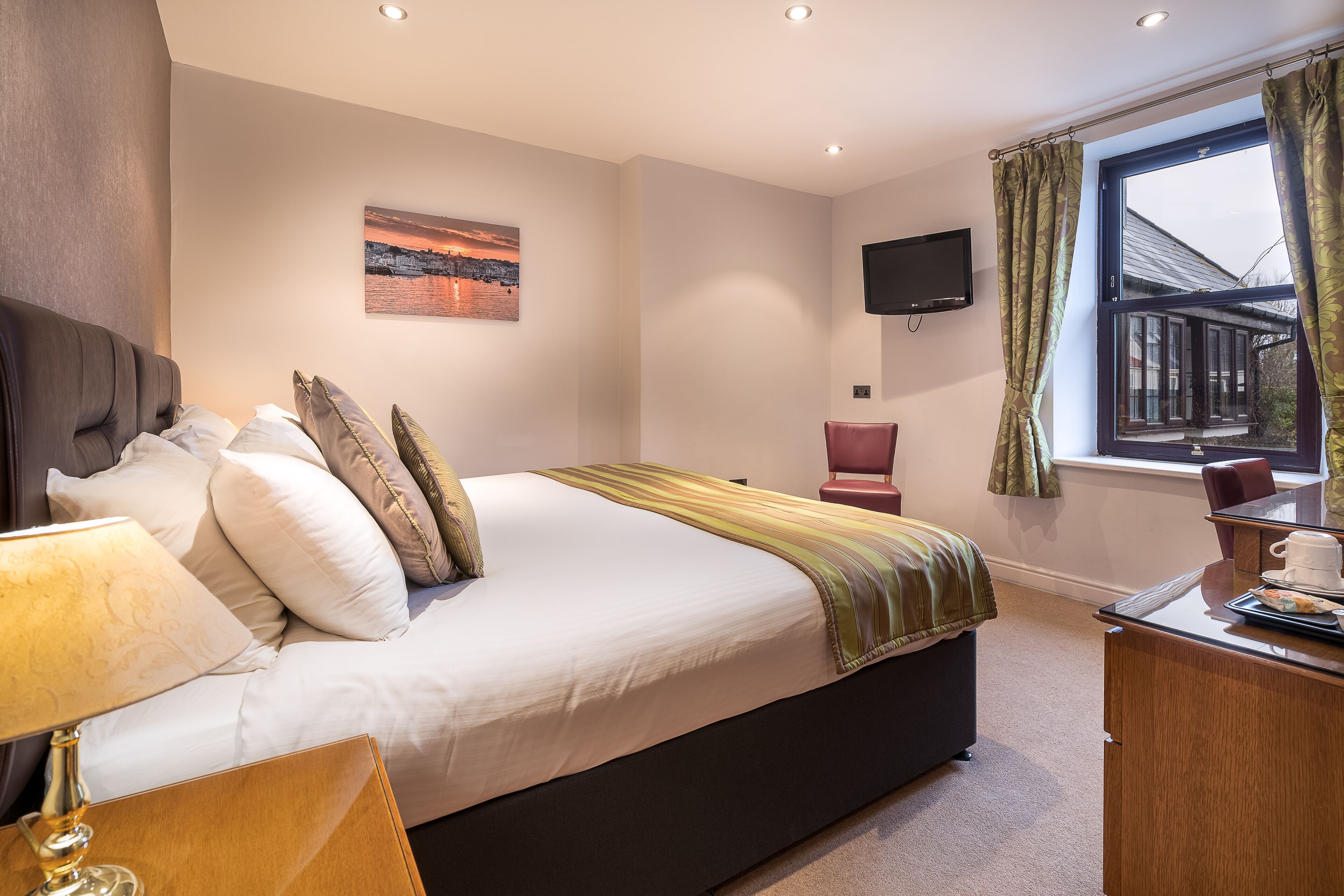 1 bedroom, premium bedding, blackout curtains, travel cot