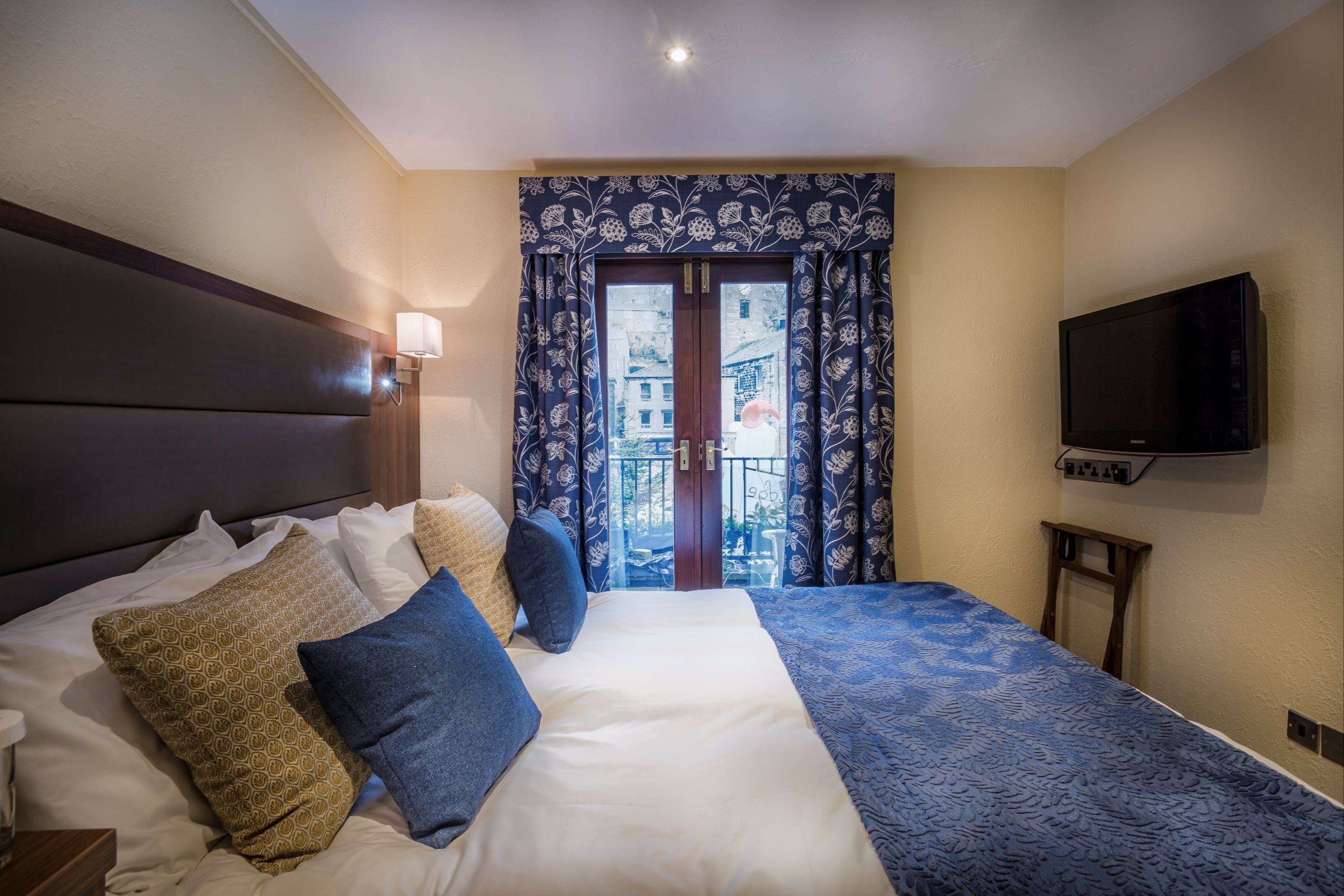 Superior Double Room | Blackout drapes, iron/ironing board, free WiFi, bed sheets