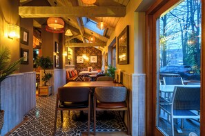 Déjeuner et dîner servis sur place