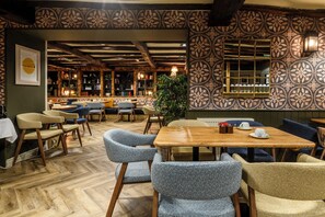 Lunch and dinner served, alfresco dining 