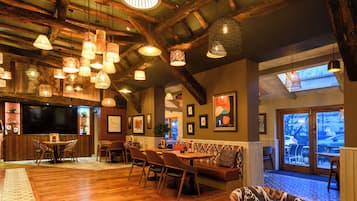 Lunch and dinner served, al fresco dining