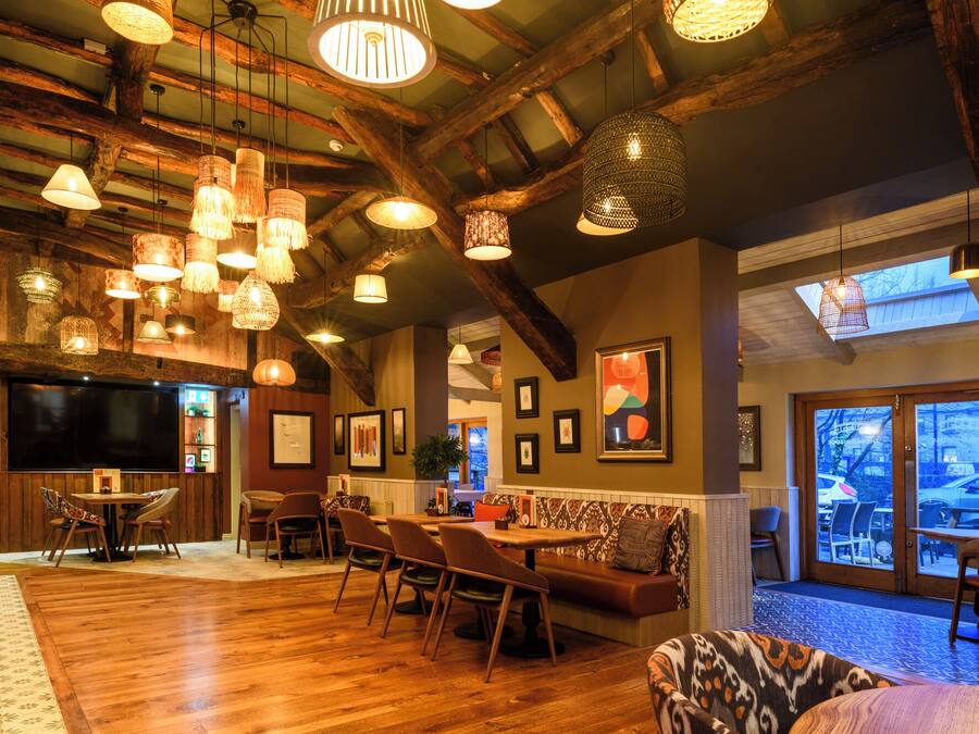 Se sirven almuerzos y cenas (con mesas al aire libre)