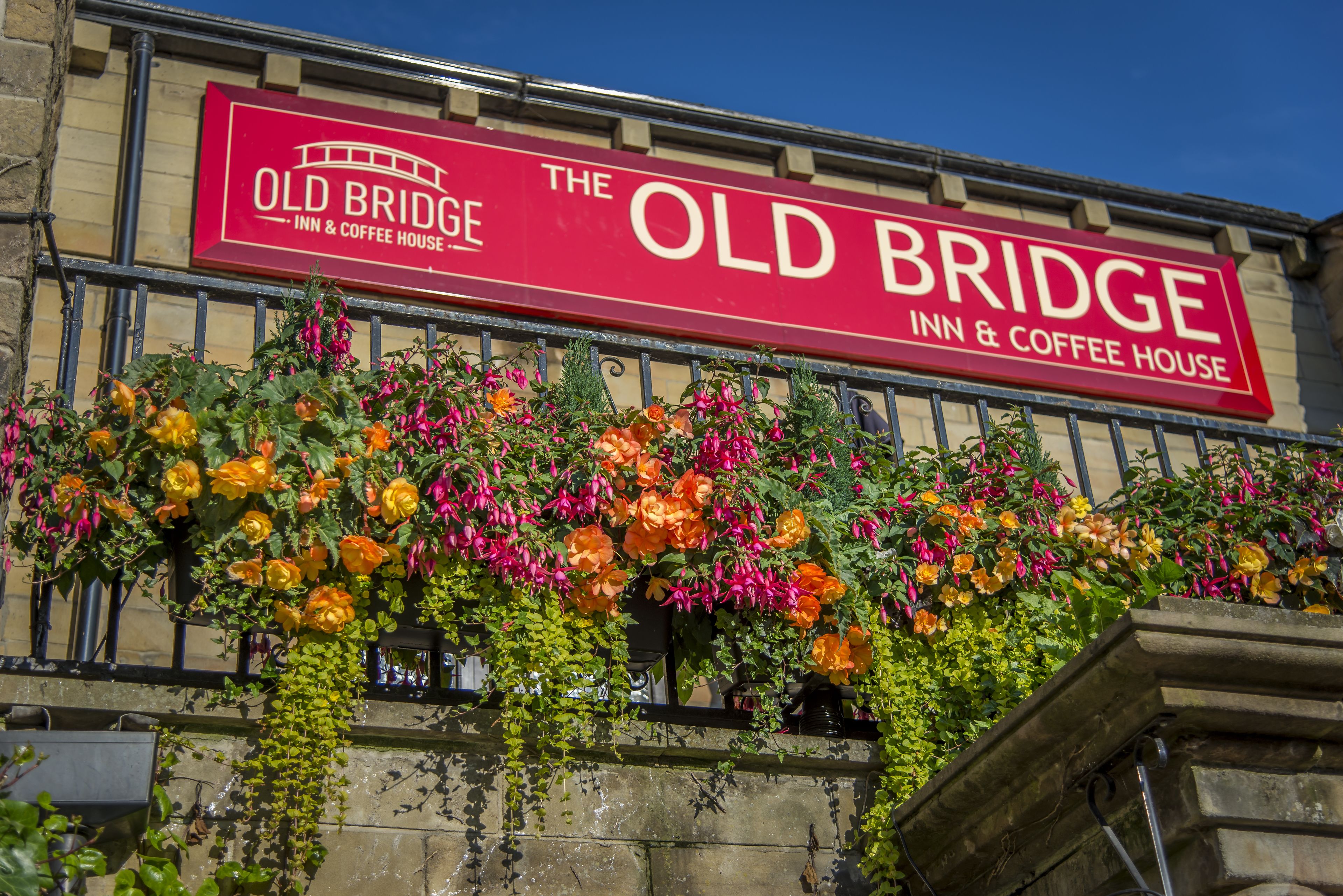 Un edificio con un letrero que dice "The Old Bridge Inn & Coffee House".