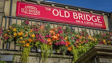 Un edificio con un letrero que dice "The Old Bridge Inn & Coffee House".