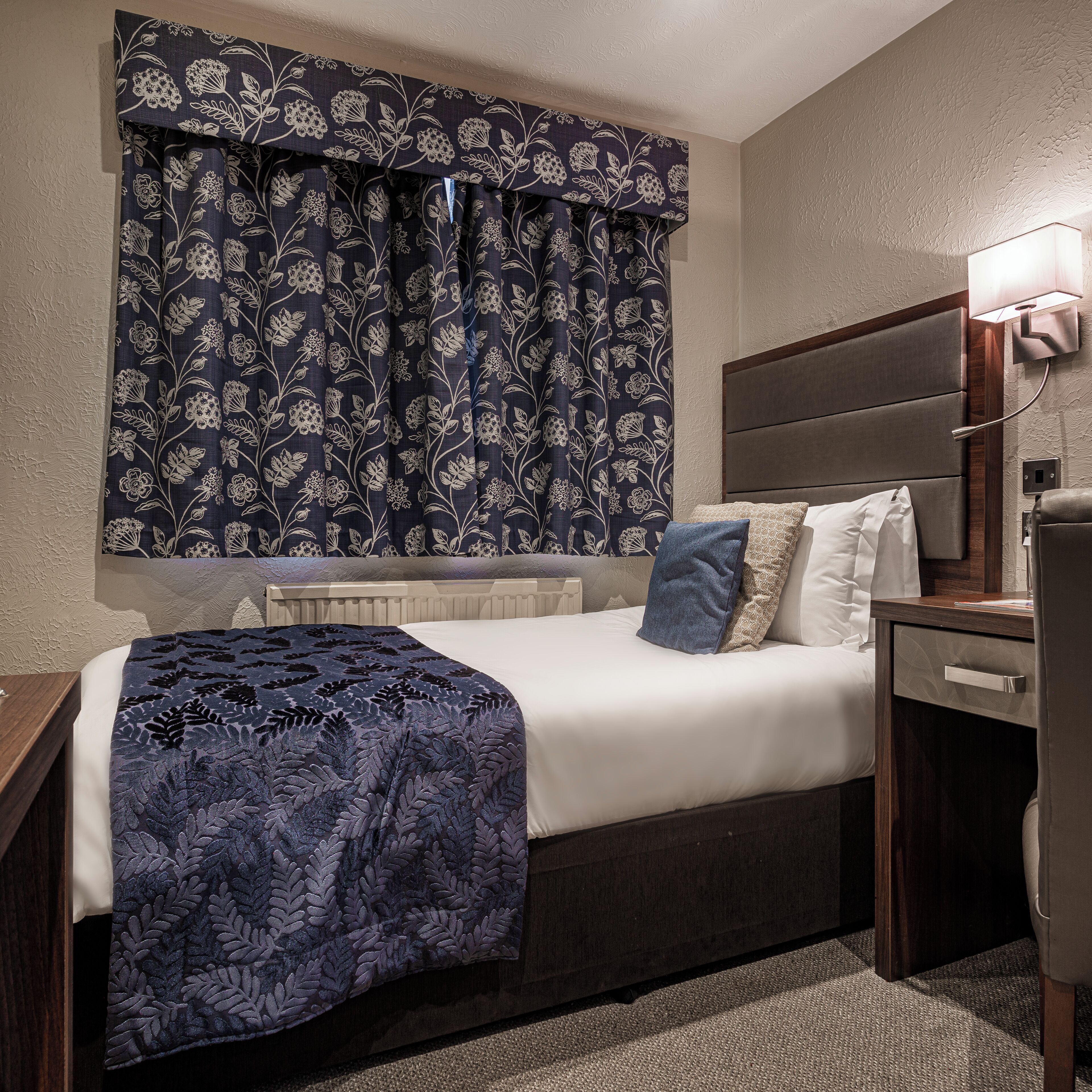 ستائر تعتيم ومكواة/لوح كي وواي فاي مجانًا وملاءات أسرّة