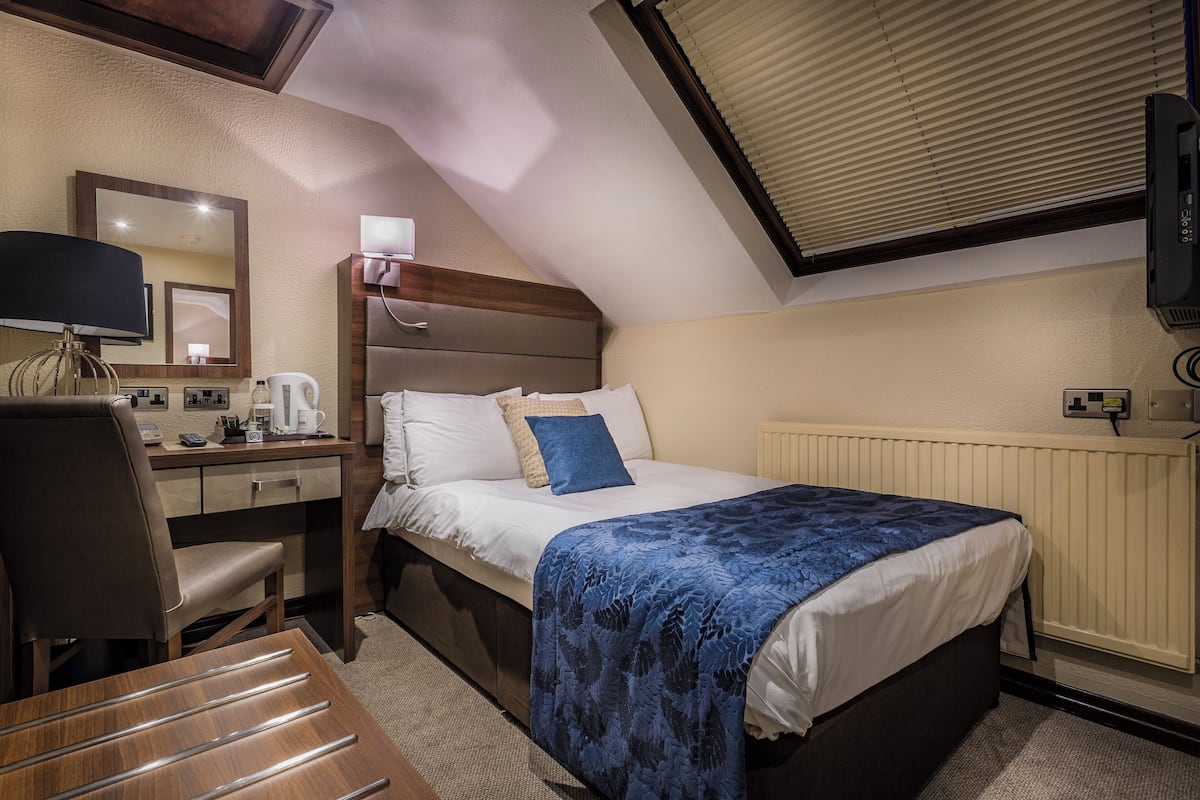 Classic Small Double Room | Blackout drapes, iron/ironing board, free WiFi, bed sheets