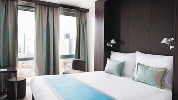 Desk, soundproofing, free WiFi, bed sheets