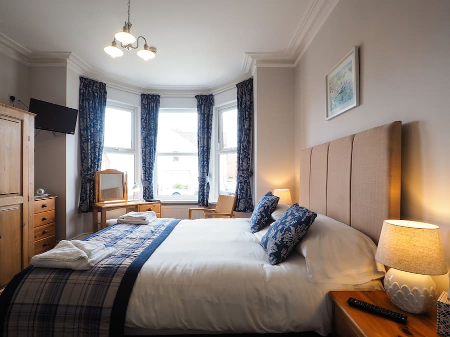 Double Room, 1 King Bed | Blackout drapes, iron/ironing board, free WiFi