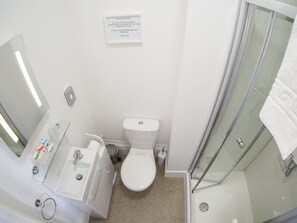 Habitación doble, 1 cama de matrimonio grande | Baño | Artículos de higiene personal gratuitos, secador de pelo y toallas