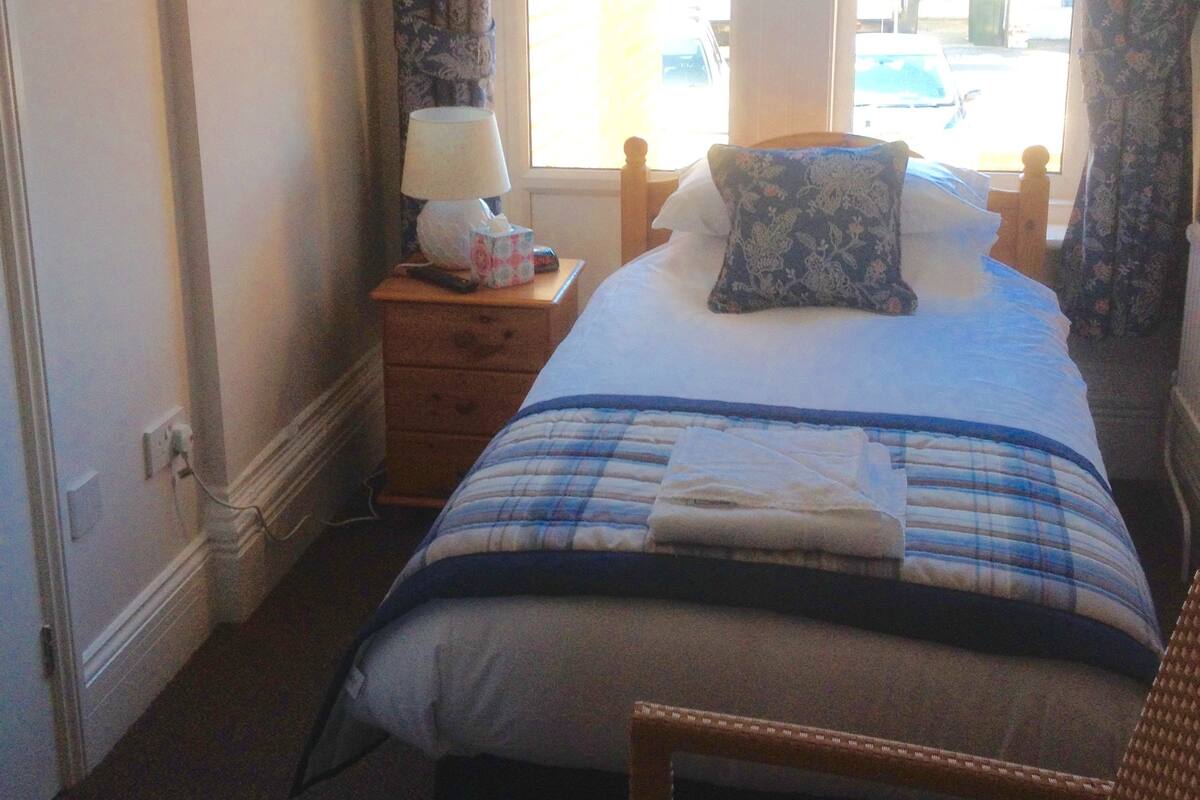 Single Room, 1 Twin Bed | Blackout drapes, iron/ironing board, WiFi (free)