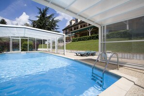 Indoor pool, seasonal outdoor pool, open 2 PM to 8 PM, pool umbrellas - Auberge de l'Orisse (Varennes-sur-Allier)