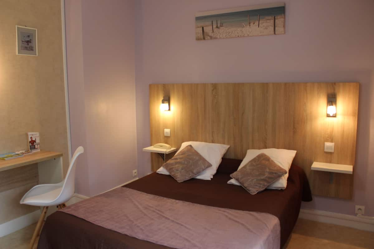 Desk, iron/ironing board, free WiFi, wheelchair access