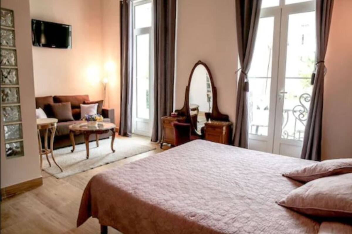 Suite Junior, vue jardin (2- 4 PAX) | Literie de qualité supérieure, coffres-forts dans les chambres, bureau