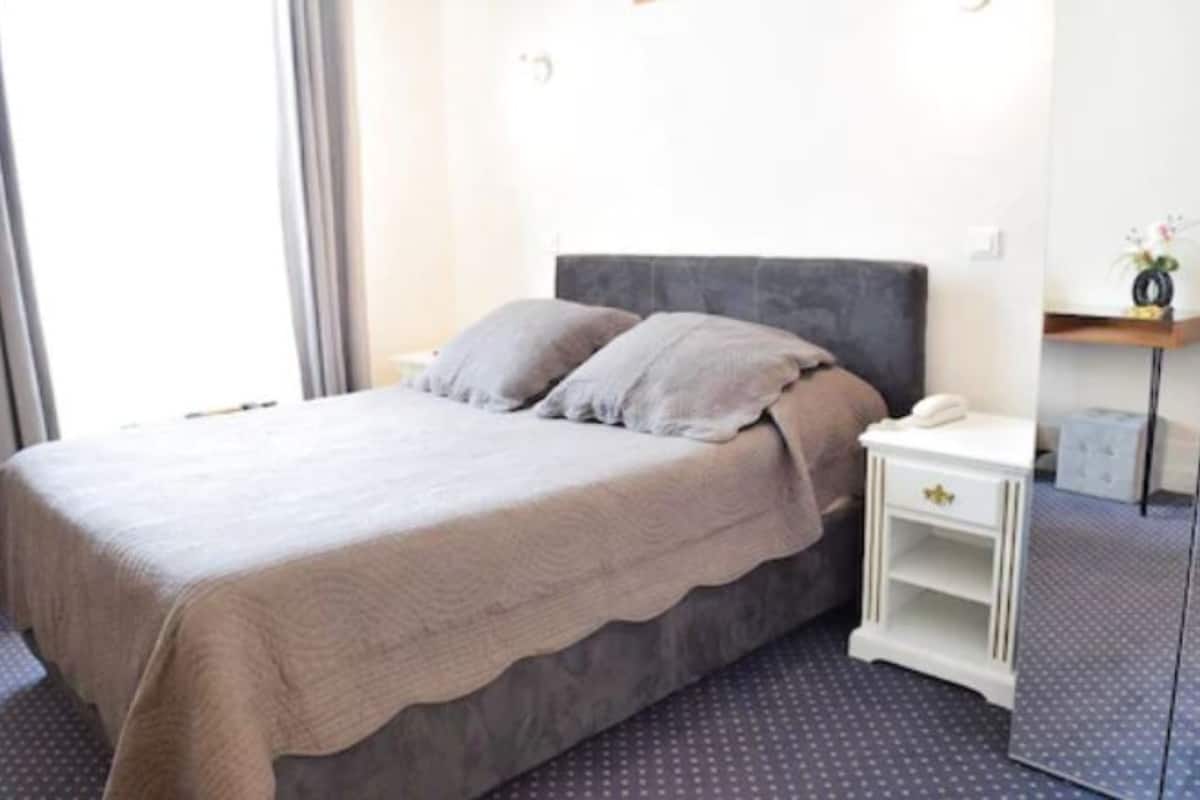 Chambre Double Standard | Literie de qualité supérieure, coffres-forts dans les chambres, bureau
