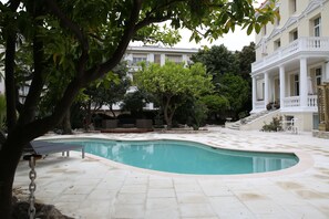 Außenpool, Sonnenschirme, Liegestühle