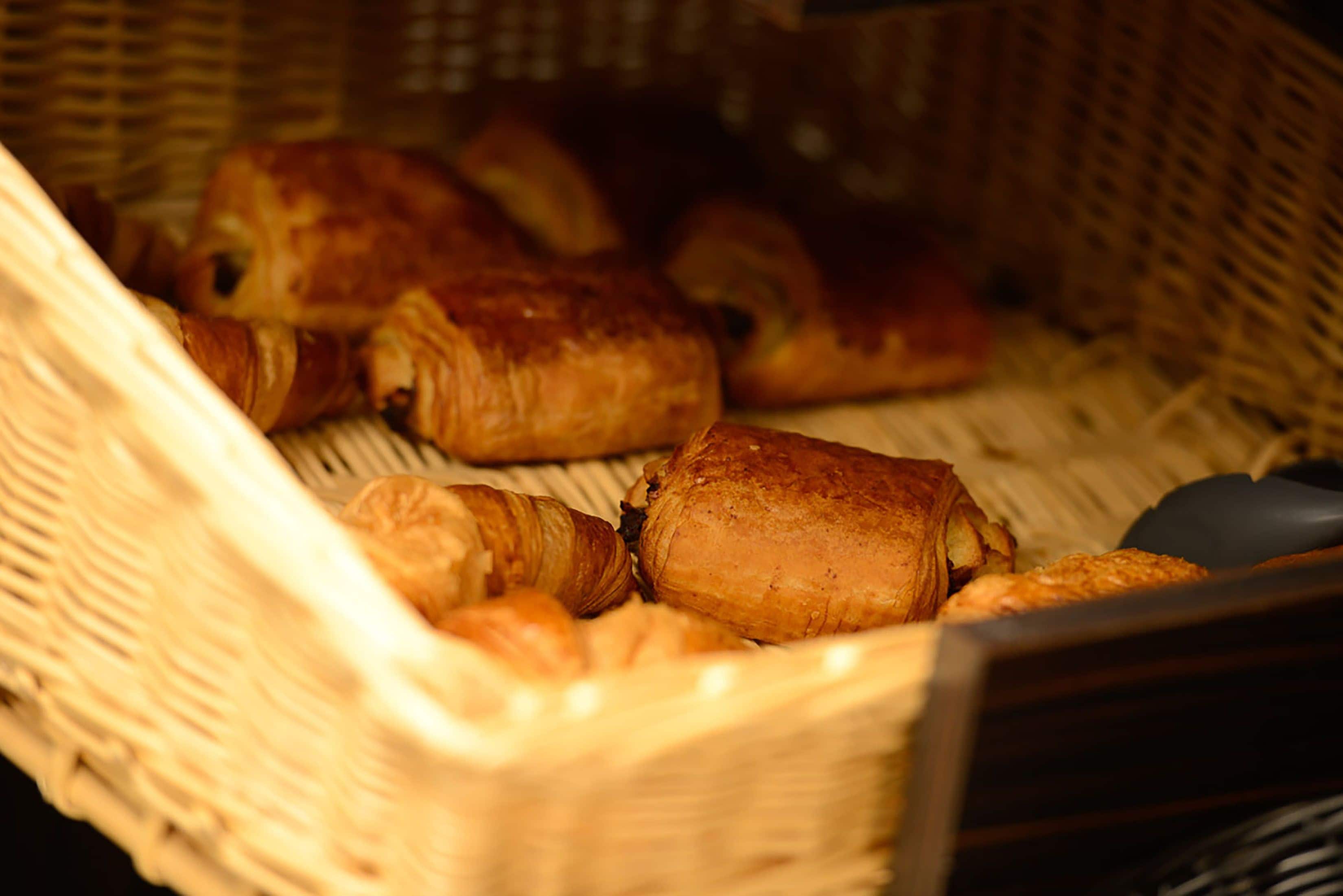 Un panier en osier contenant plusieurs pâtisseries.