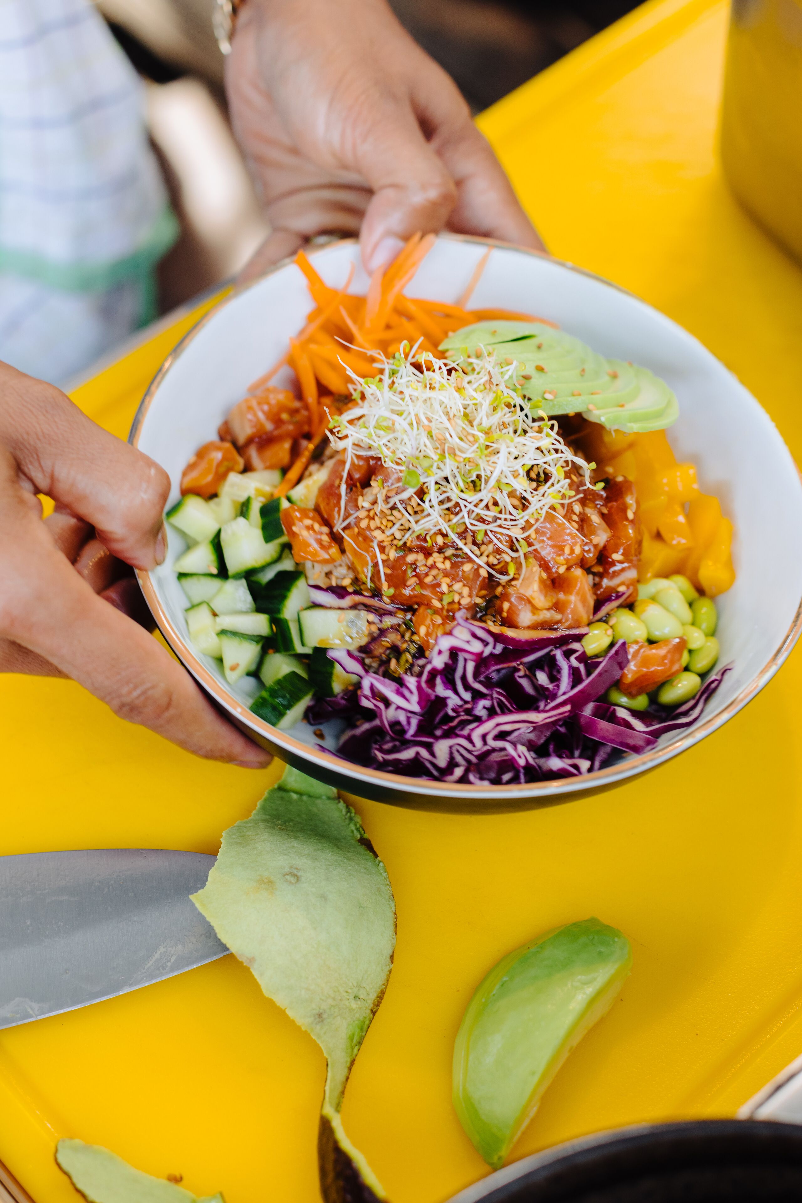 Un tazón de ensalada colorida con diversas verduras y aderezos.
