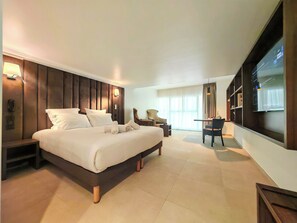 Junior Suite, 1st floor without elevator | Premium bedding, in-room safe, individually decorated, desk - Hôtel & Appartements Monsigny (Nice)