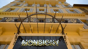 A building with a sign reading "MONSIGNY" at the entrance. - Hôtel & Appartements Monsigny (Nice)