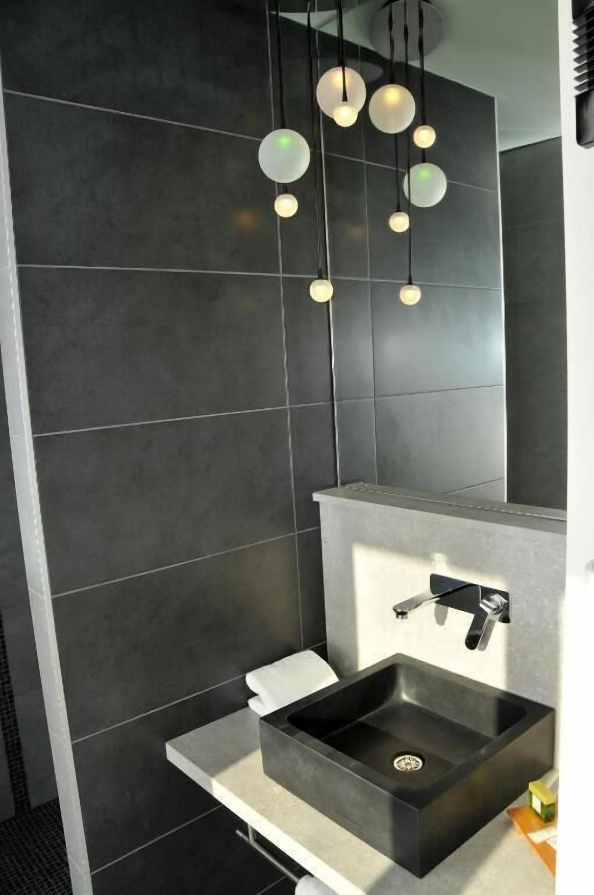 double room | bathroom | free toiletries, towels