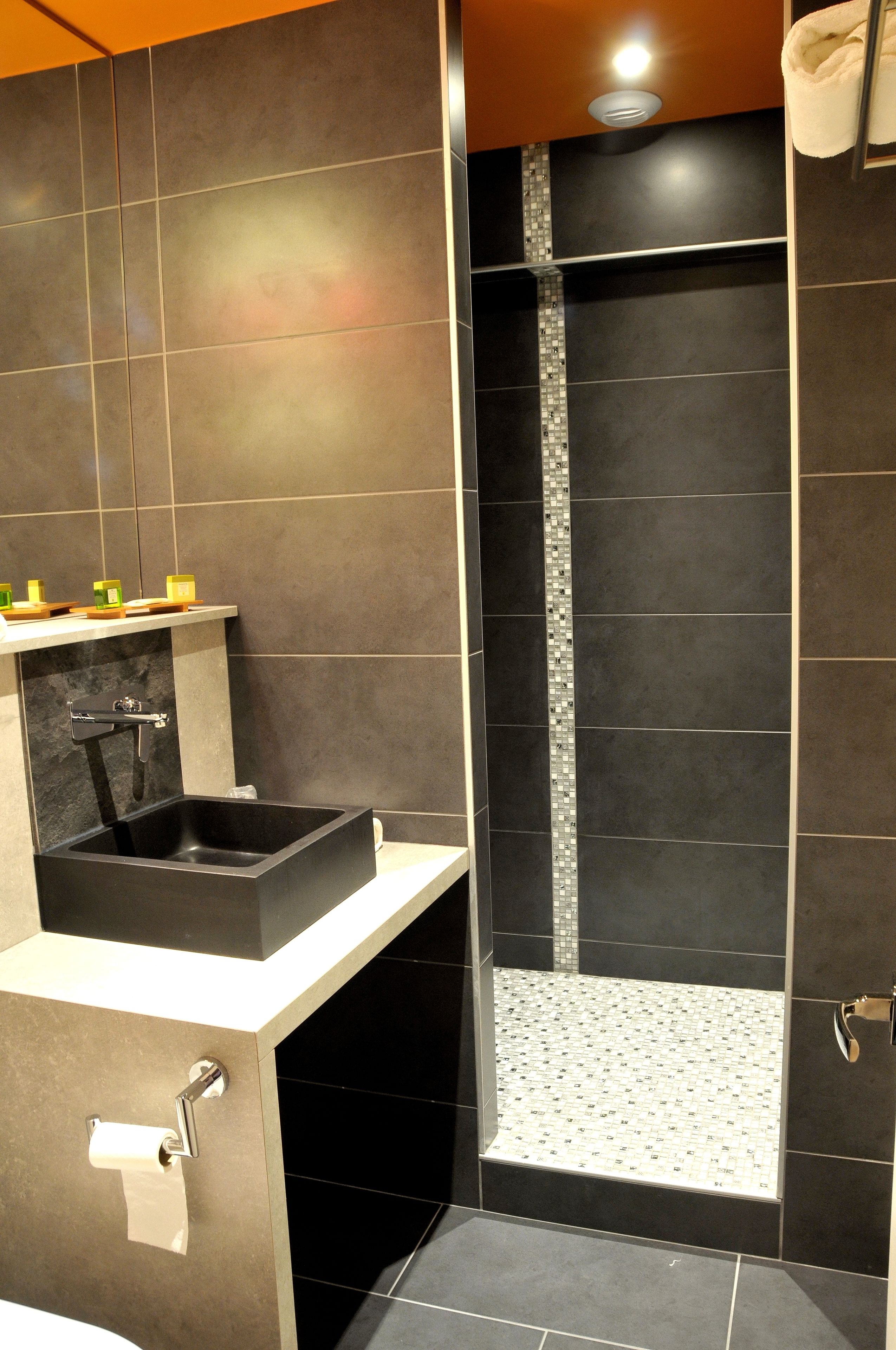 free toiletries, towels