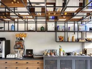 Free buffet breakfast on weekends 