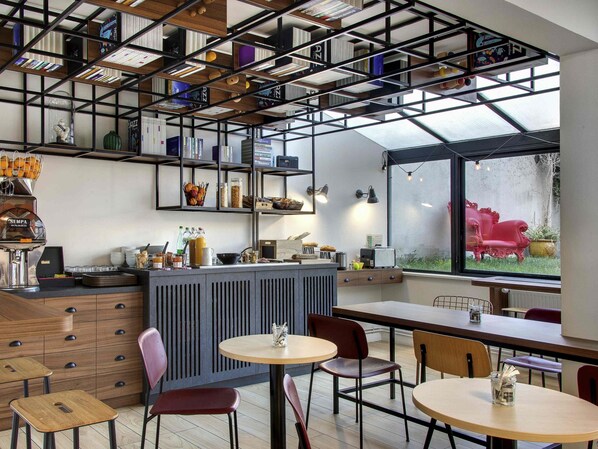 Café da manhã com buffet nos fins de semana (EUR 13 por pessoa) 