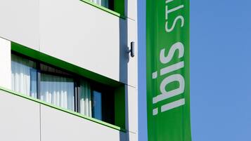 Un edificio con un cartel verde que dice