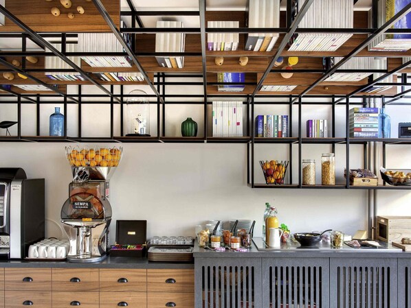 Ontbijtbuffet in het weekend (EUR 13 per persoon)