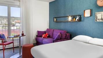 Ropa de cama hipoalergénica y caja de seguridad en la habitación