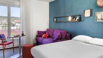 Chambre Standard, 1 grand lit et 1 canapé-lit | Literie hypoallergénique, coffres-forts dans les chambres